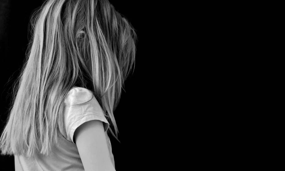 Ένορκη Διοικητική Εξέταση για τη νηπιαγωγό που άφησε 4χρονη στο κρύο για να την... τιμωρήσει (βίντεο)